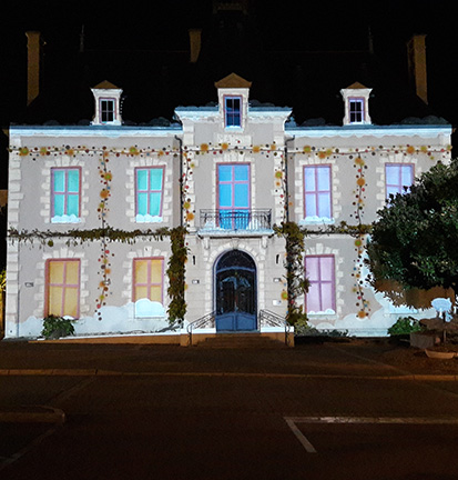 Projection de saynètes sur la façade de la mairie de Chantonnay